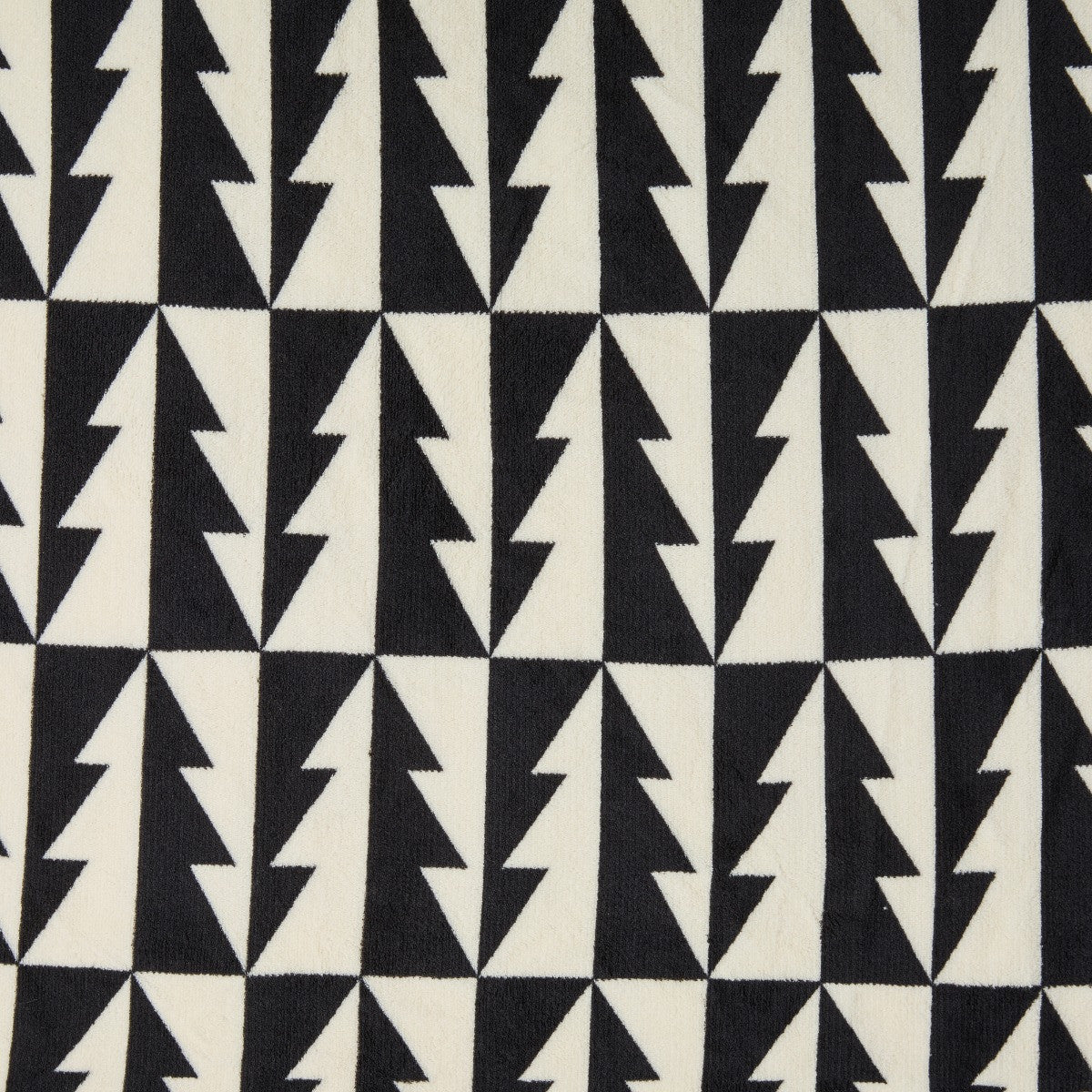 Contrast Christmas Tree Print Sherpa Fleece Throw – Monochrome