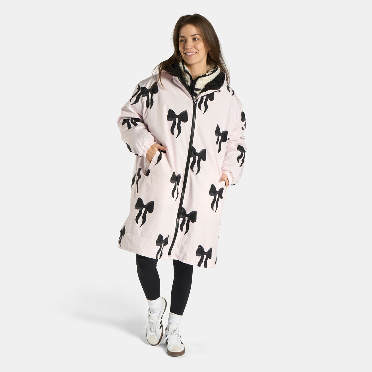 Bow Print Sherpa Drying Robe – Monochrome