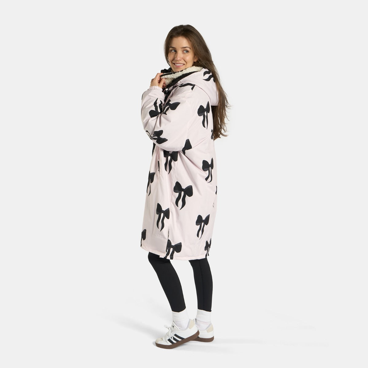 Bow Print Sherpa Drying Robe – Monochrome