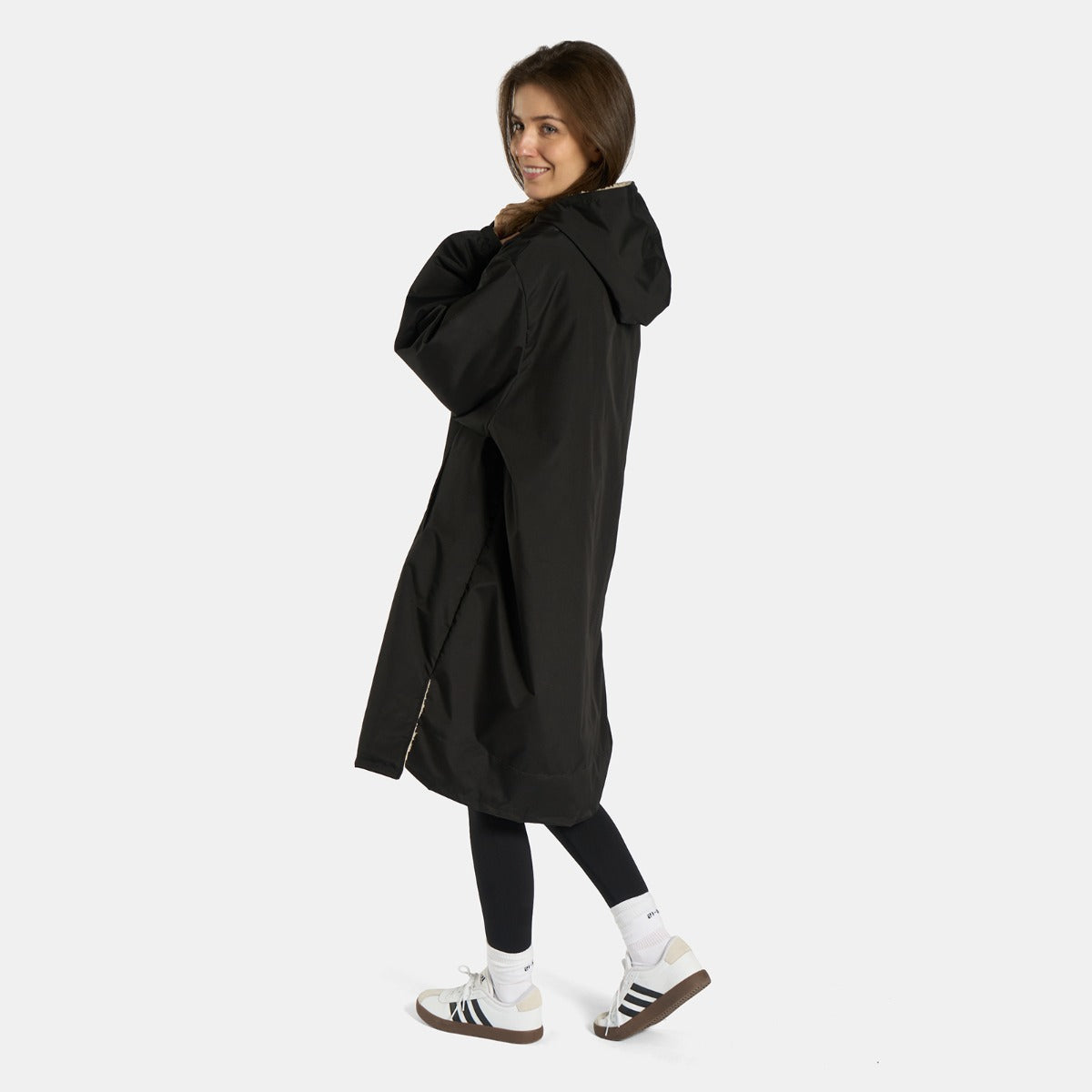 Water Resistant Sherpa Drying Robe – Black/Beige