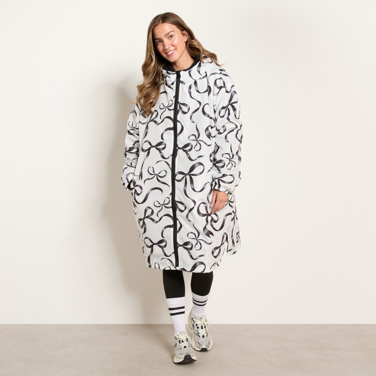 Bow Print Sherpa Drying Robe – Ribbon Bow Monochrome
