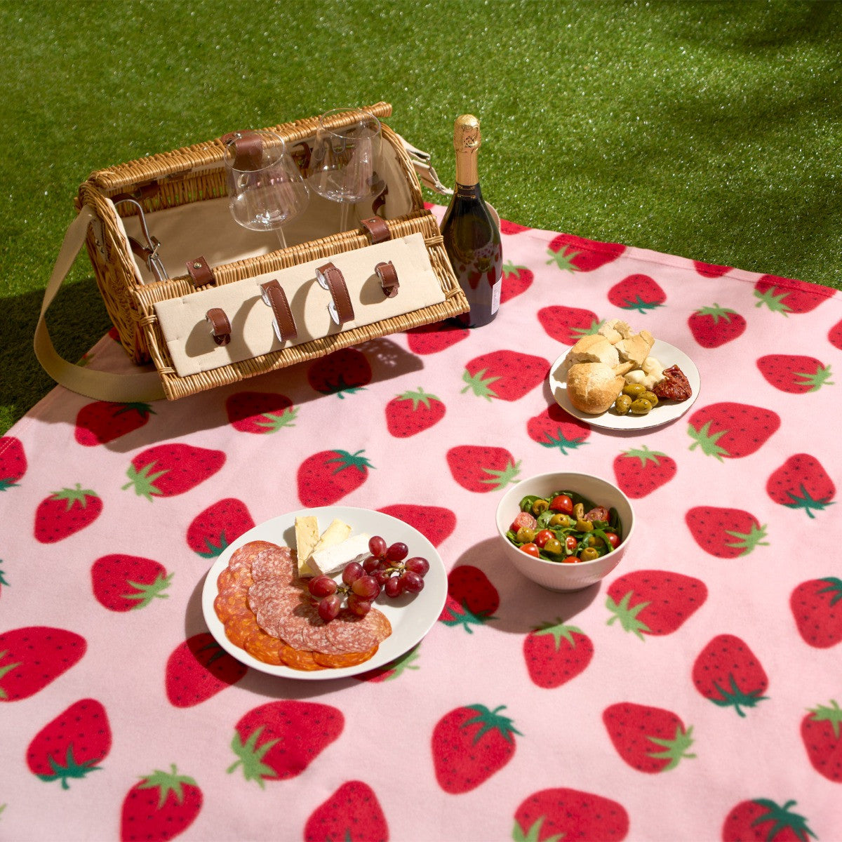 Strawberry Print Fleece Throw – Pink