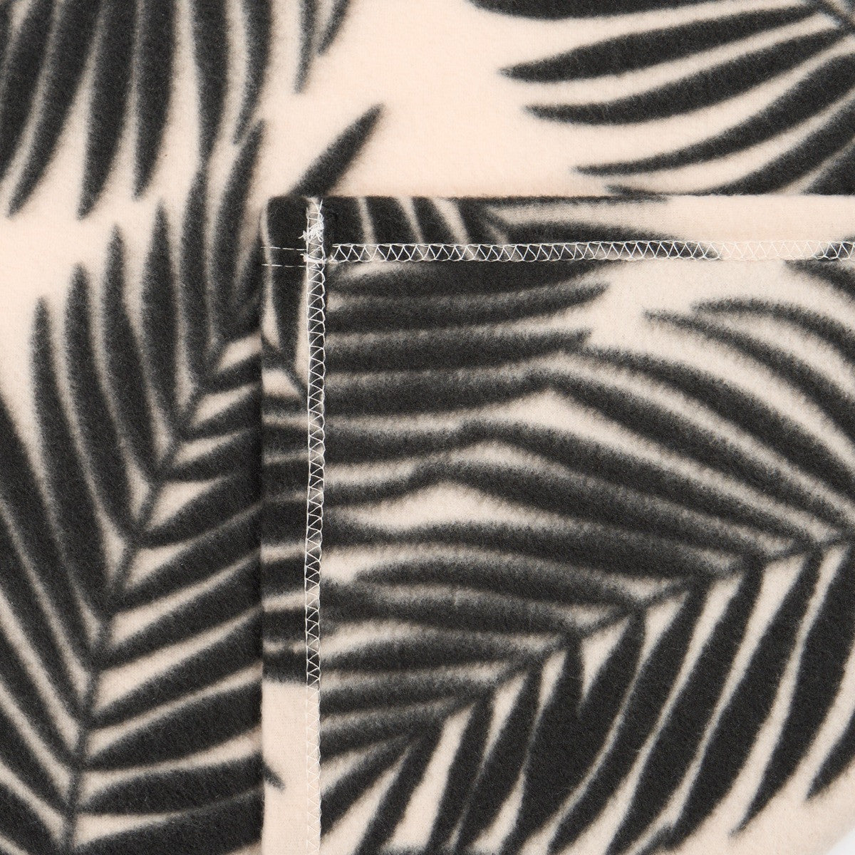 Palm Leaf Print Fleece Throw – Monochrome