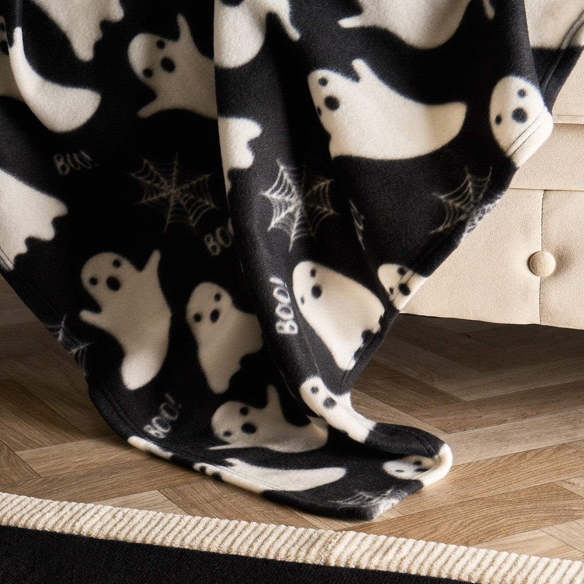 Ghost Fleece Throw – Black