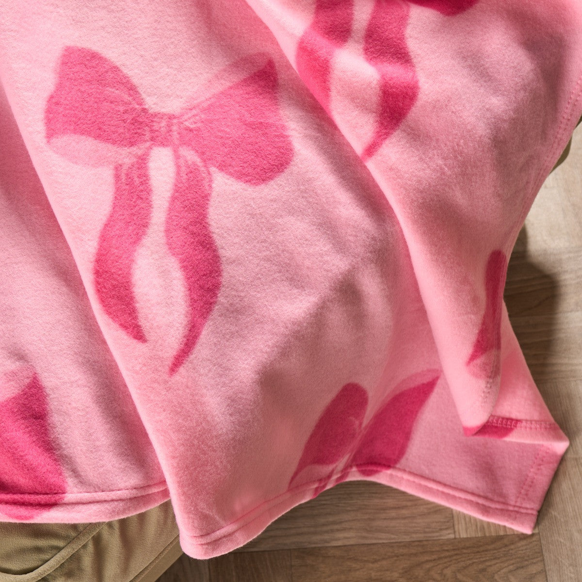 Bow Print Fleece Throw – Pink