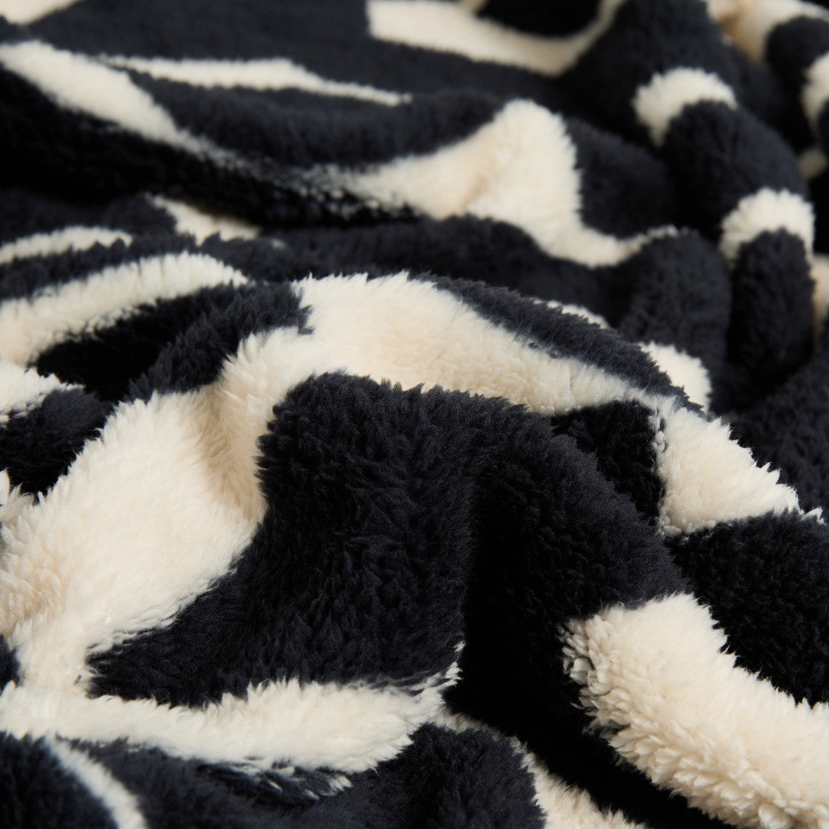 Geometric Teddy Fleece Throw – Monochrome