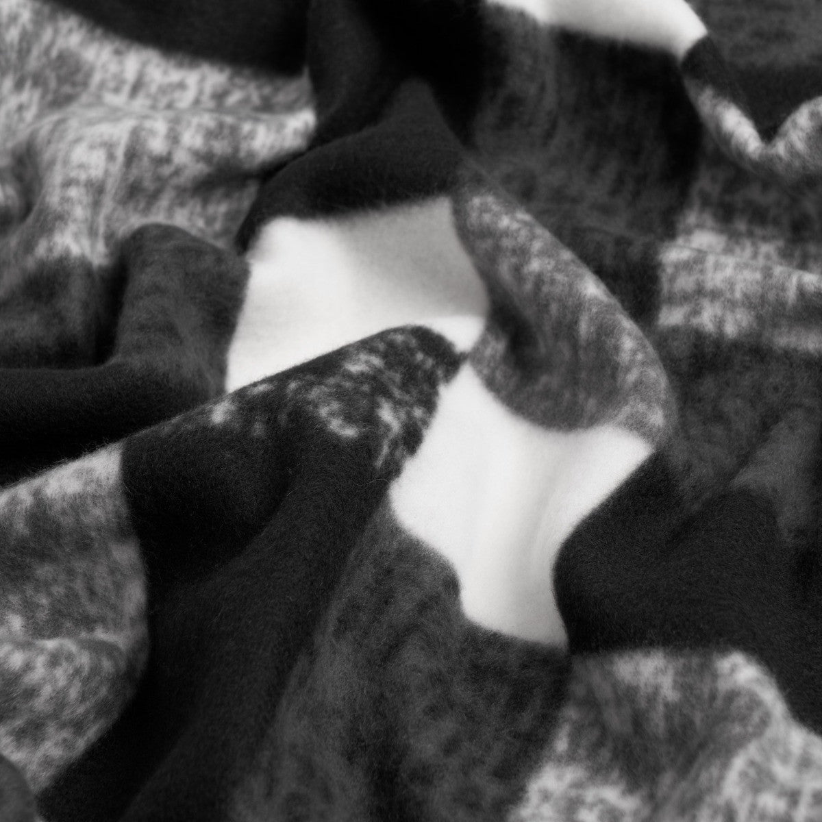 Tartan Check Fleece Throw – Monochrome
