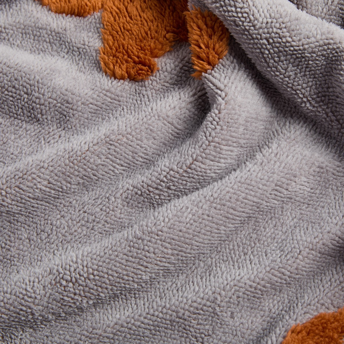 Tufted Gingerbread Fleece Throw – Charcoal