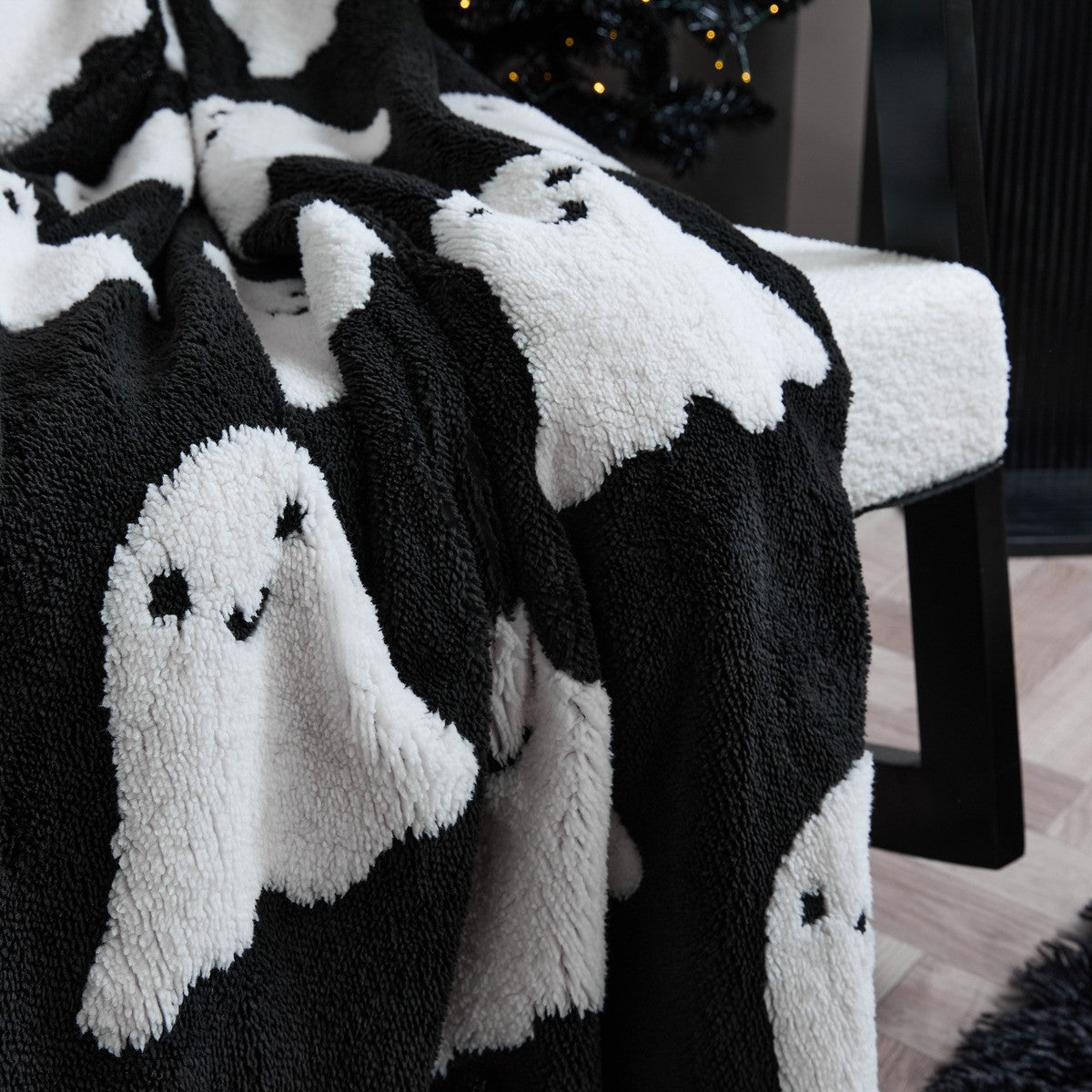 Tufted Ghost Fleece Throw – Monochrome